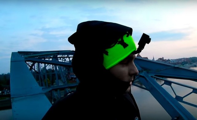 Marcin Banot odwiedził Toruń i postanowił wdrapać się na most bez zabezpieczeń.
