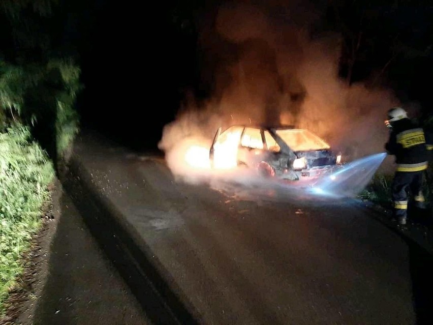 Samochód zapalił się na gminnej drodze w okolicy Wandzinowa....