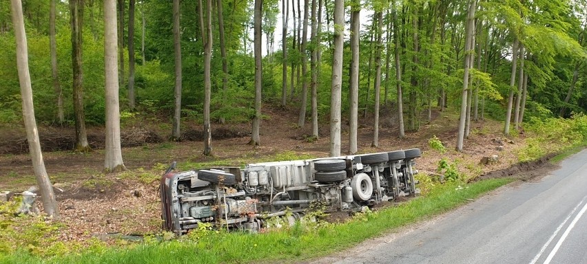Wypadek ciężarówki na drodze 212.