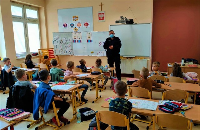 Każdy wiek jest dobry na poznawanie m.in. zasad bezpiecznego poruszania się. W tym celu odbyło się spotkanie dzielnicowej z przedszkolakami w Studzienicach. Podobne spotkania, także w szkołach, odbyły się w gminie Miastko.