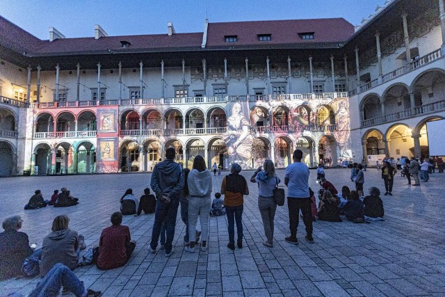 Mapping opowiadający o najnowszej wystawie Zamku Królewskiego na Wawelu można oglądać na dziedzińcu arkadowym od piątku do soboty w godzinach 19.00–23.00.