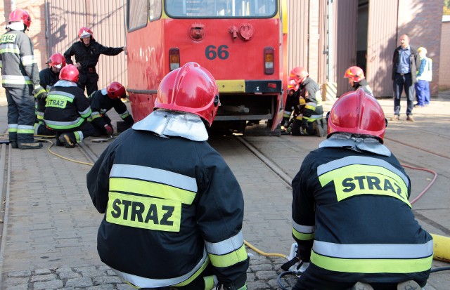 Wydobycie pracownika z pod tramwaju na terenie zajezdni i udzielenie pierwszej pomocy przećwiczyli grudziądzcy strażacy.Wideo:Pogoda na dzień + 2 kolejne dni (28.09 + 29-30.09.2017) | POLSKAźródło: TVN Meteo/x-news