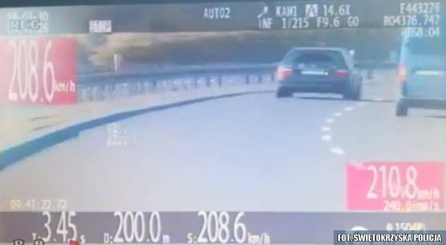 Policjanci sfilmowali mercedesa jadącego z prędkością ponad 200 kilometrów na godzinę