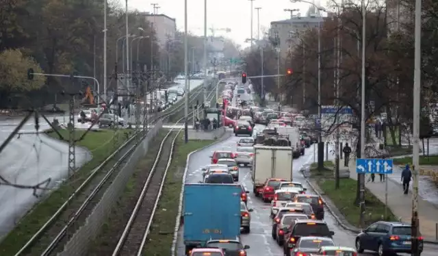 Zakorkowane ulice i skrzyżowania w Łodzi to nic nowego. Wiele raportów wskazuje Łódź jako jedno z bardziej zakorkowanych polskich miast. Które skrzyżowania są najbardziej zatłoczone? Sprawdźcie! ALEJA POLITECHNIKI/RADWAŃSKASPRAWDŹ W GALERII KOLEJNE NAJBARDZIEJ ZATŁOCZONE SKRZYŻOWANIA PRZECHODZĄC DALEJ STRZAŁKAMI LUB GESTAMI