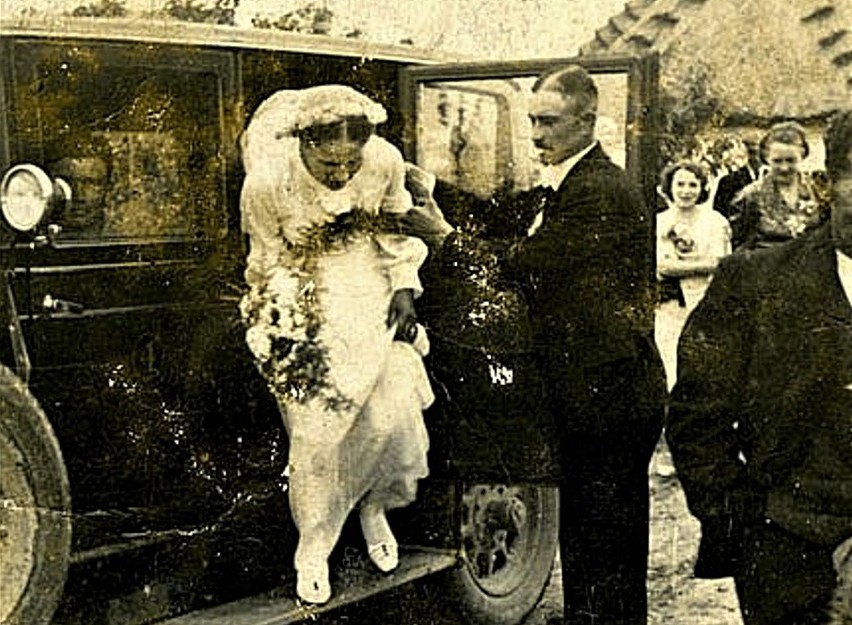 1938 r. Ślub Juliana Dziuby w Zamościu. Widać samochód marki...