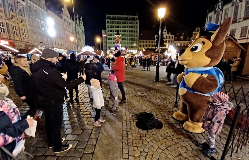 Wrocławski Jarmark Bożonarodzeniowy przeżywał  w piątkowy,...