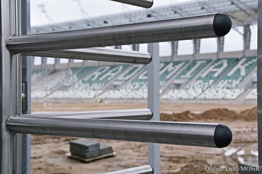 Budowa stadionu Radomiaka przy ulicy Struga w Radomiu postępuje. Trybuny z zadaszeniem już gotowe, czekamy na murawę!