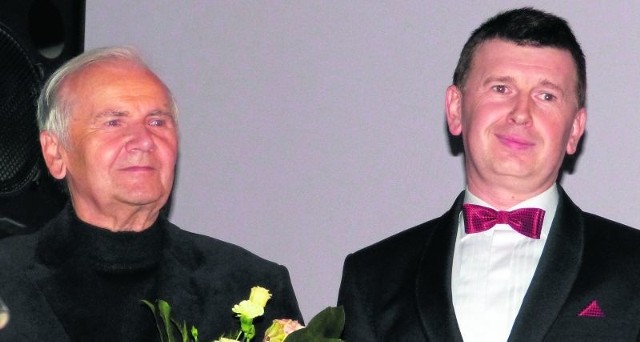 Tadeusz Szypowski (z lewej) z prezydentem Ostrowca Jarosławem Górczyńskim tuż po odebraniu tradycyjnej nagrody przyznawanej podczas uroczystej Inauguracji Roku Kulturalnego.