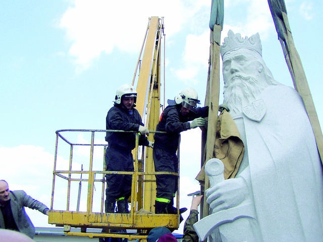 Strażacy Dariusz Marczewski i Piotr Pawłowski dbali, by pomnik nie został uszkodzony podczas stawiania na cokole