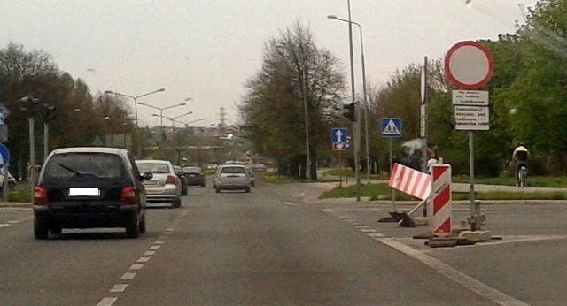 Znak zakazu wjazdu dotyczy ulicy Limanowskiego, ale jest zamontowany tak, że niektórzy kierowcy, zwłaszcza spoza Radomia, boją się jechać w Maratońską.