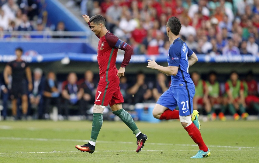 Kontuzja Ronaldo w finale Euro 2016. Piłkarz musiał opuścić...