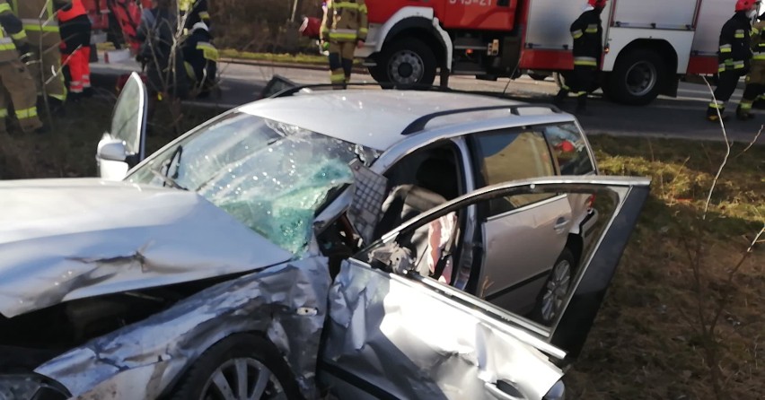 Wypadek w Gąbinie. Auto dostawcze zderzyło się z osobówką