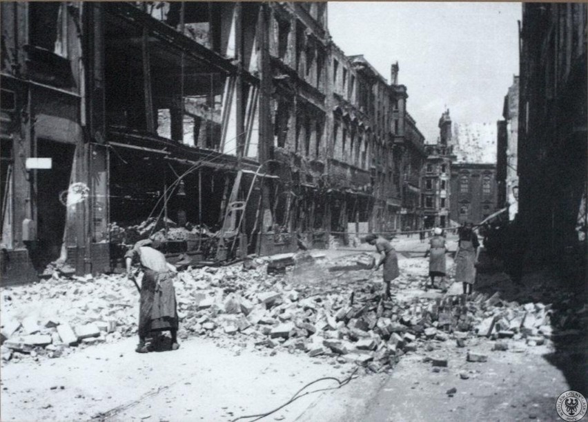 Lata 1945-1947 , Odgruzowanie ulicy Kuźniczej.