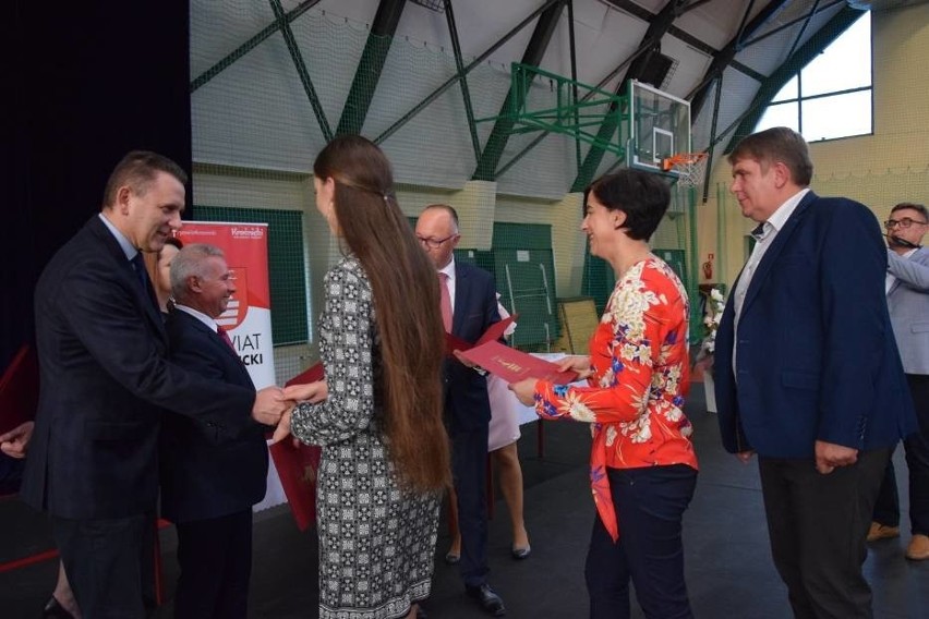 Uczniowie z powiatu kraśnickiego odebrali stypendia za osiągnięcia w nauce