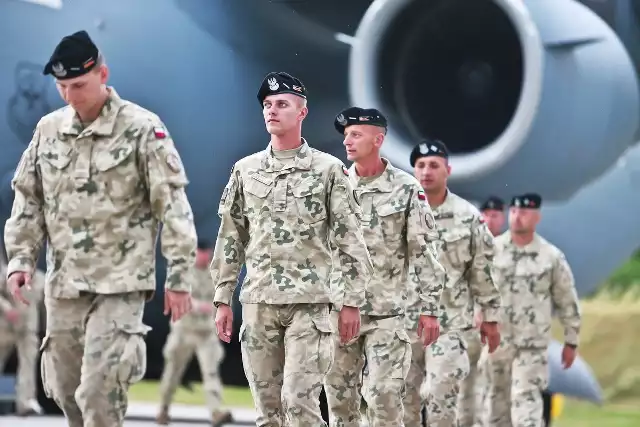 Na wrocławskim lotnisku wylądowali żołnierze ostatniej zmiany misji w Afganistanie