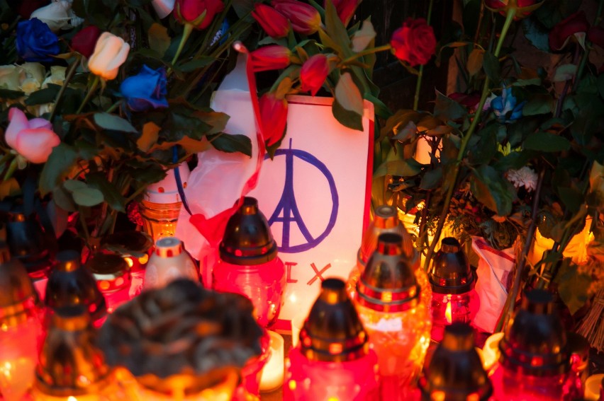 Polacy solidaryzują się z ofiarami zamachów w Paryżu