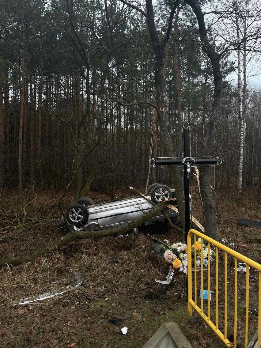 W miejscowości Zabrnie dachował samochód. Jedna osoba została poszkodowana [ZDJĘCIA]