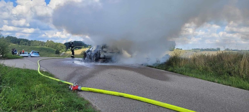 Auto spłonęło doszczętnie mimo szybkiej akcji strażaków