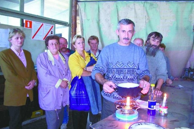 Październik 2001, w fabryce wyłączono światło, załoga siedziała przy świeczkach i grzała herbatę na spirytusowych palnikach. Ludzie protestowali, bo właściciele firmy zalegali im z wypłatami.