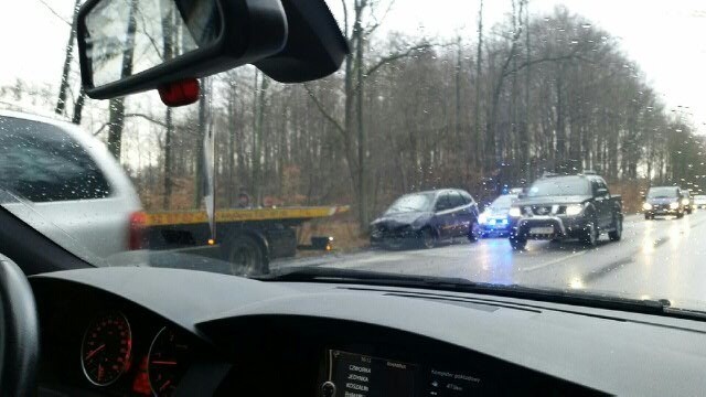 W wypadku w Mścicach zderzyły się trzy samochody.