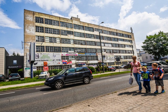 Czy architektoniczny koszmarek przy ul. Pięknej wreszcie się zmieni? O ewentualnym przerobieniu go na lokale mieszkaniowo-handlowe mówi się od lat. Na razie bez efektu