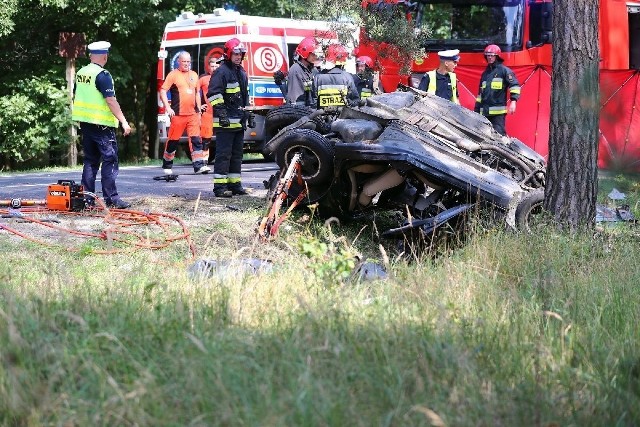 W wypadku BMW niedaleko Stalowej Woli zginęło dwóch młodych mężczyzn.