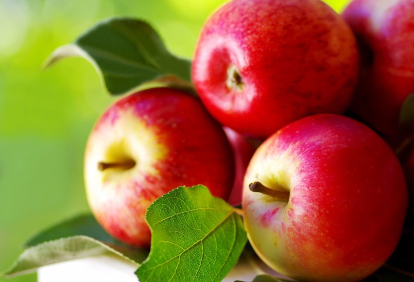 Średnie jabłko (180 g) dostarcza 97,2 IU witaminy A, która...