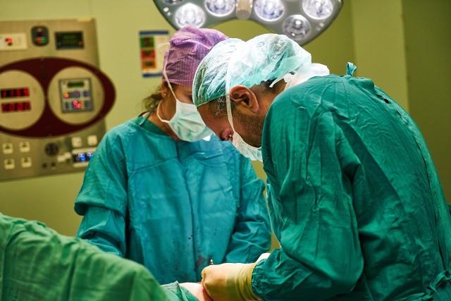 W Tarnowskich Górach lekarze usunęli pacjentce 17-kilogramowego guza