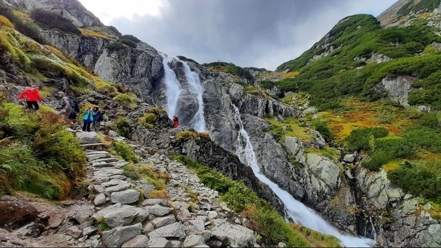 Najwyższy wodospad w Tatrach Polskich to... Wielka Siklawa o wysokości ok. 70 m spadająca z progu Doliny Pięciu Stawów Polskich. Obok wodospadu prowadzi zielony szlak Doliną Roztoki nad Wielki Staw
