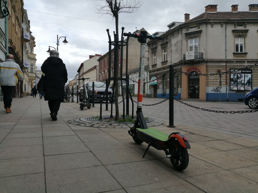 Koronawirus. Elektryczne hulajnogi i skutery wróciły na ulice miasta, ale czy są bezpieczne?