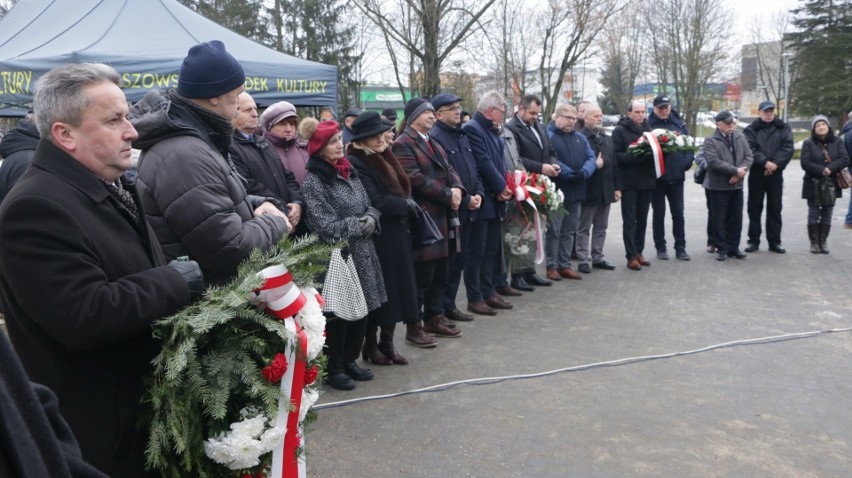 W Staszowie uroczyście odsłonięto pomnik ku czci 'Solidarności" i świętego Jana Pawła II. Zobacz zdjęcia i film