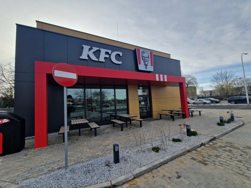 To pierwszy w Opolu lokal KFC w budynku wolnostojącym z...
