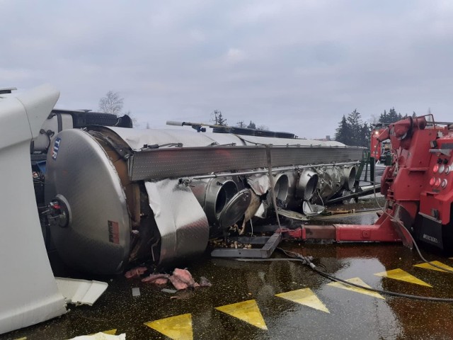 Trasa S7 w kierunku Warszawy jest całkowicie zablokowana. Policja kieruje objazdami przez Grójec.