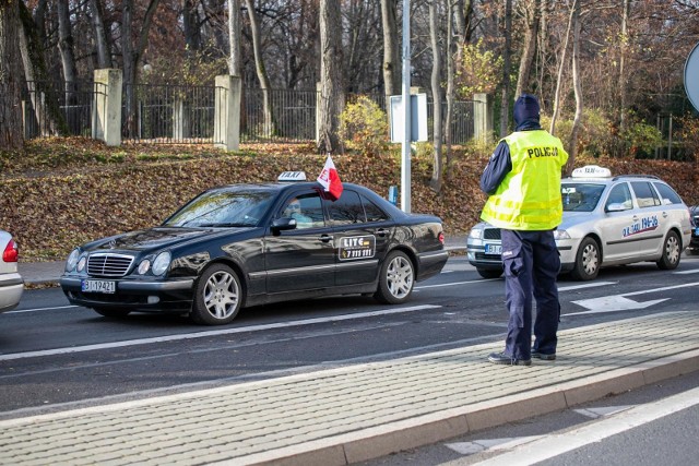 Protest taksówkarzy w Białymstoku przeciwko tarczy antykryzysowej