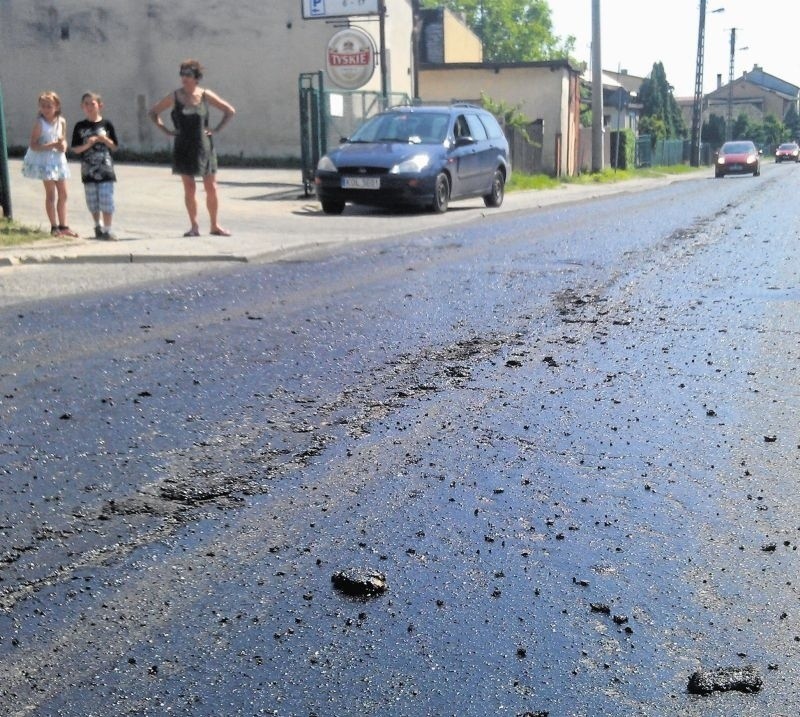 Olkusz: asfalt "spłynął" z ulicy. Smoła chlapie na chodniki [ZDJĘCIA]