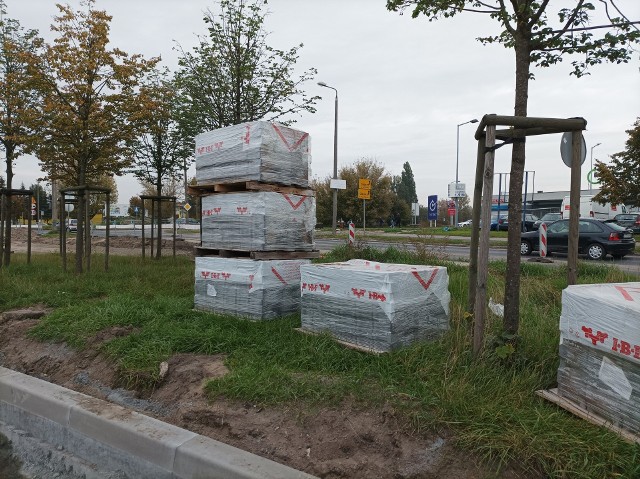 Tymczasem, na ul. Legionów, przy budowie linii tramwajowej... Zdjęcie z soboty 15 października.