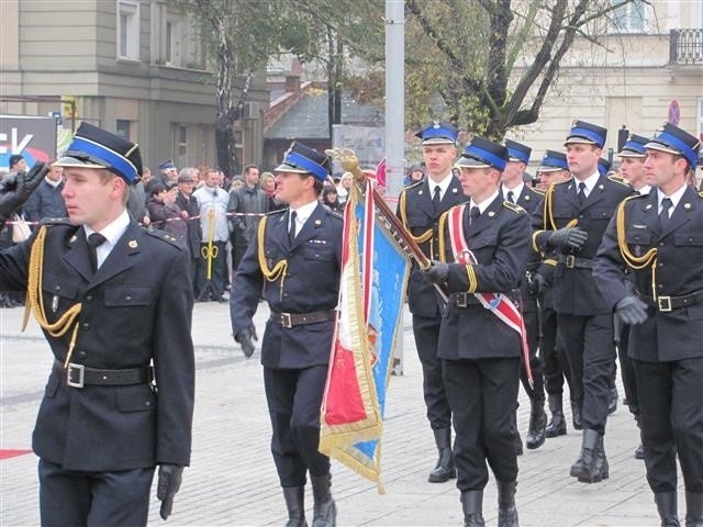 Defilada i ślubowanie strażaków w Częstochowie. Towarzyszyły...