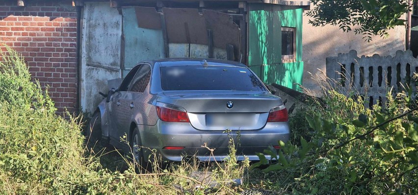 Policjanci ujawnili nieopodal drugie, rozbite auto BMW....