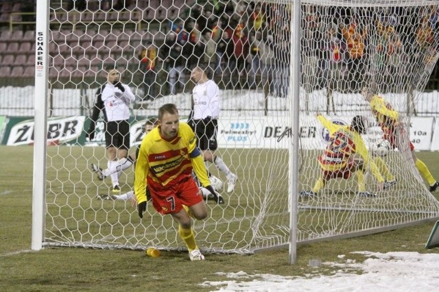 W lutym minionego roku Arka Gdynia przegrała w Białymstoku 0:3, a dwie bramki zdobył Tomasz Frankowski (z numerem 7.). Jesienią w Pucharze Polski Franek też strzelił gdynianom dwa gole. Oby w środę kapitan Jagi kontynuował szczęśliwą passę.