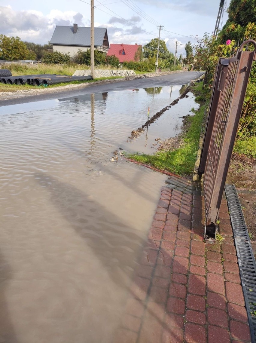 Po deszczach droga zamienia się w rwącą rzekę! Mieszkanka gminy Piekoszów obawia się, że remont nie pomoże 
