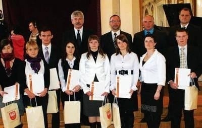 Stypendyści z powiatu dąbrowskiego z dyrektorami szkół i starostą Fot. Archiwum Starostwa Powiatowego
