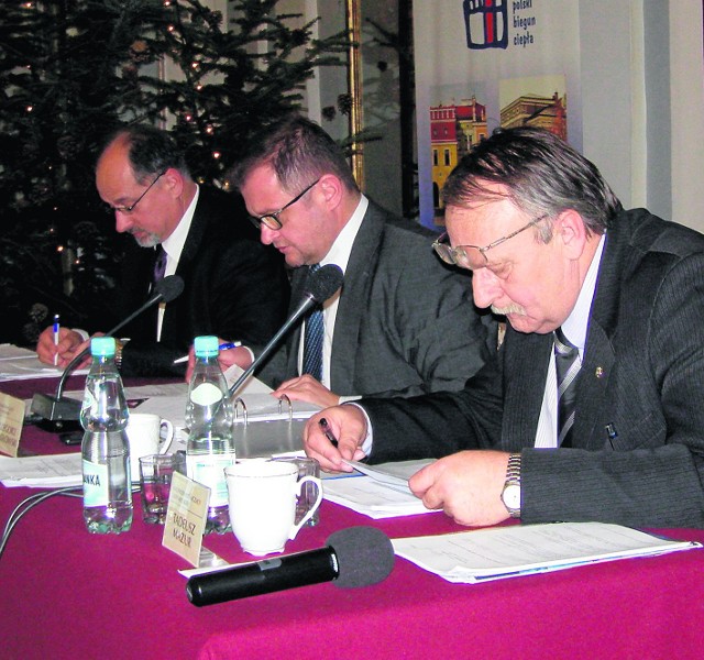 Tadeusz Mazur (z prawej) ani Kazimierz Koprowski (z lewej) nie zmienią Grzegorza Światłowskiego w fotelu przewodniczącego.