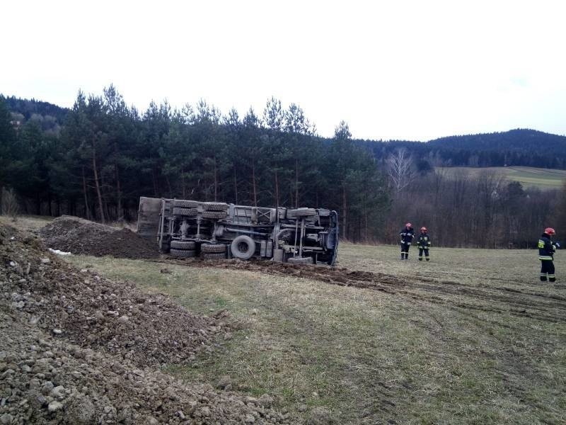 Marcinkowice. Ciężarówka przewróciła się na bok podczas wysypywania ziemi [ZDJĘCIA]