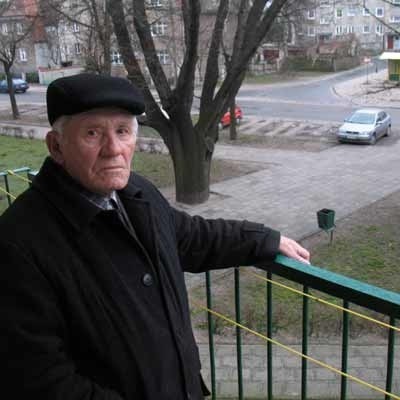 Jan Zawada mieszka w tym bloku już blisko 30 lat. - Nie wyobrażam sobie śmietników pod balkonami. Pod samym nosem - mówi.