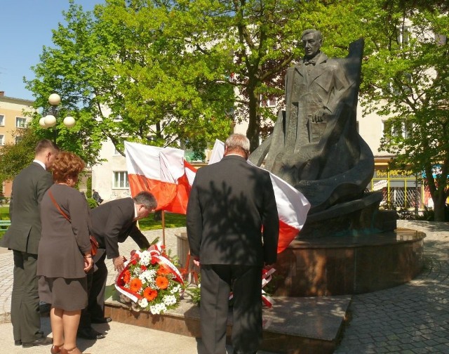 Członkowie Rady Powiatowej SLD składają wieniec pod pomnikiem Eugeniusza Kwiatkowskiego.