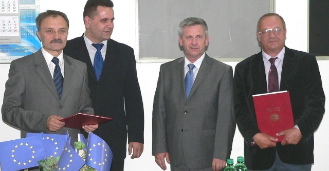 Umowę o partnerstwie podpisali (od lewej): Jacek Strzelecki i Andrzej Bydłosz z Ziemi Buskiej, Andrzej Zoch i Bolesław Długosz z Platformy Obywatelskiej.