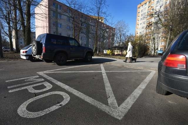 Śmieciarki MPO pojawiają się przy ul. Chrobrego ok. godziny 7.30 