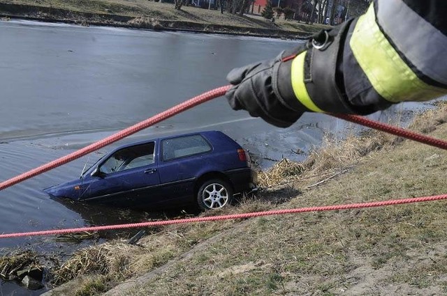To nie jedyny taki wypadek w Bydgoszczy w ostatnim czasie. 17 lutego pijany 22-latek wpadł volkswagenem do Brdy