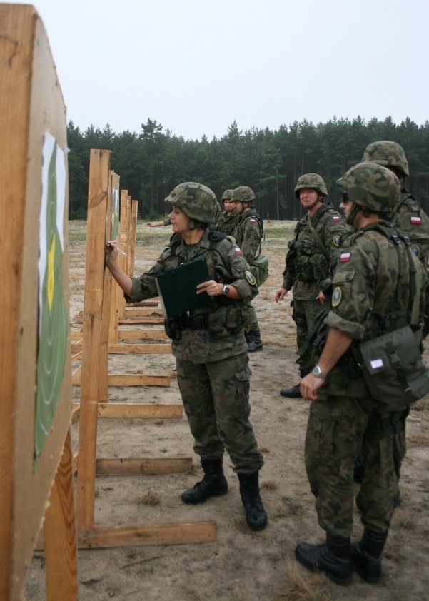 Strzelaniem kierowała ppor. Agnieszka Lichtańska (pierwsza z lewej). Po wykonaniu zadania liczyła przestrzeliny na tarczach i punkty, wystrzelane przez uczestników szkolenia.