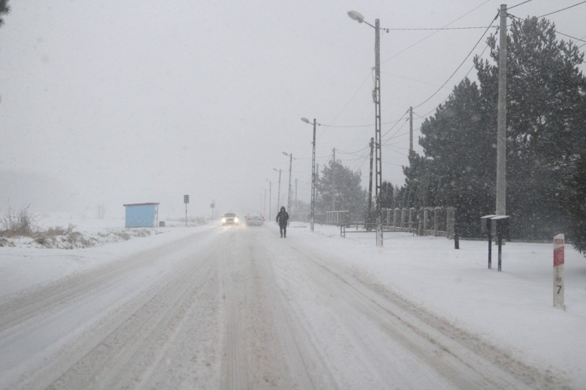 Atak zimy w Polsce. Śnieg utrudni jazdę kierowcom....